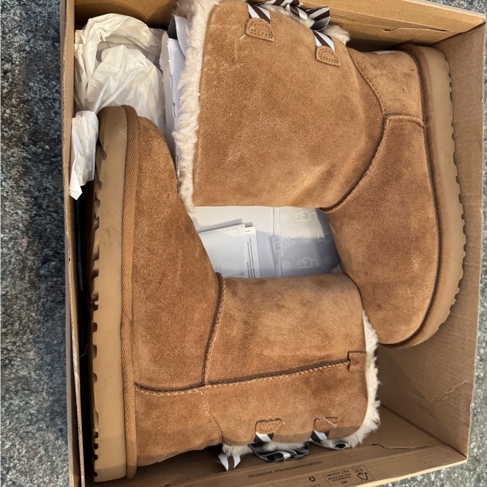 UGG Bailey Bow Chestnut size 6
